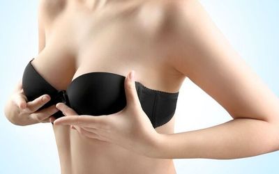 7 komplikací, kterých se ženy před zvětšením prsou nejvíce obávají