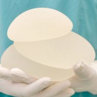 Nejčastější rizika spojená s plastikou prsou: Co by měl hradit plastický chirurg?