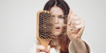 Neztrácejte hlavu při vypadávání vlasů. Trichologie představuje řešení pro muže i ženy!