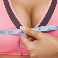 Silikony versus vlastní tuk:  Kterou metodu si vybrat pro zvětšení prsou?