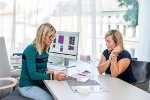 MUDr. Lenka Ottová s pacientkou při konzultaci před zákrokem, (foto: soukromý archiv kliniky).