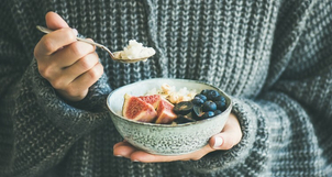 správnou výživou bohatou na vitaminy, bílkoviny