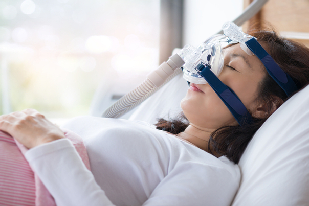 Spánkovou apnoe lze léčit například za pomoci dýchacího přístroje