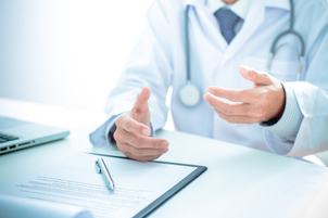 Mamologické vyšetření prsů po modelaci prsů s augmentací