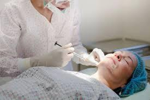 MUDr. Lenka Ottová s pacientkou při aplikaci výplní kanylovou technikou, (foto: soukromý archiv kliniky).