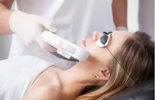 Při ošetřční biostimulačním laserem se používají ochranné brýle. (ilustrační foto)