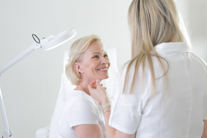 Postup a typy injekčních výplní pro vrásky